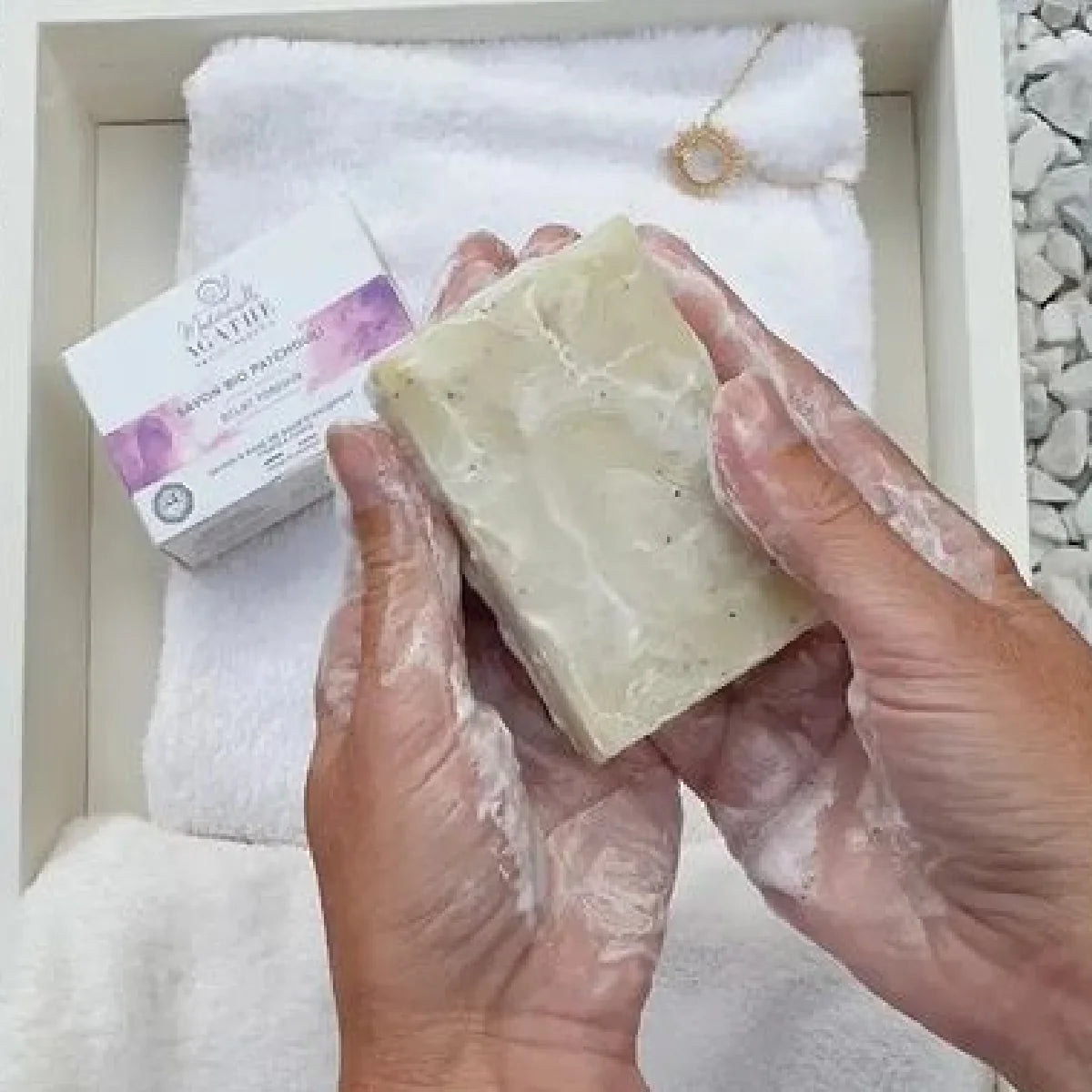Sabonete Orgânico de Patchouli - Tonificação Radiante | Mademoiselle Agathe
